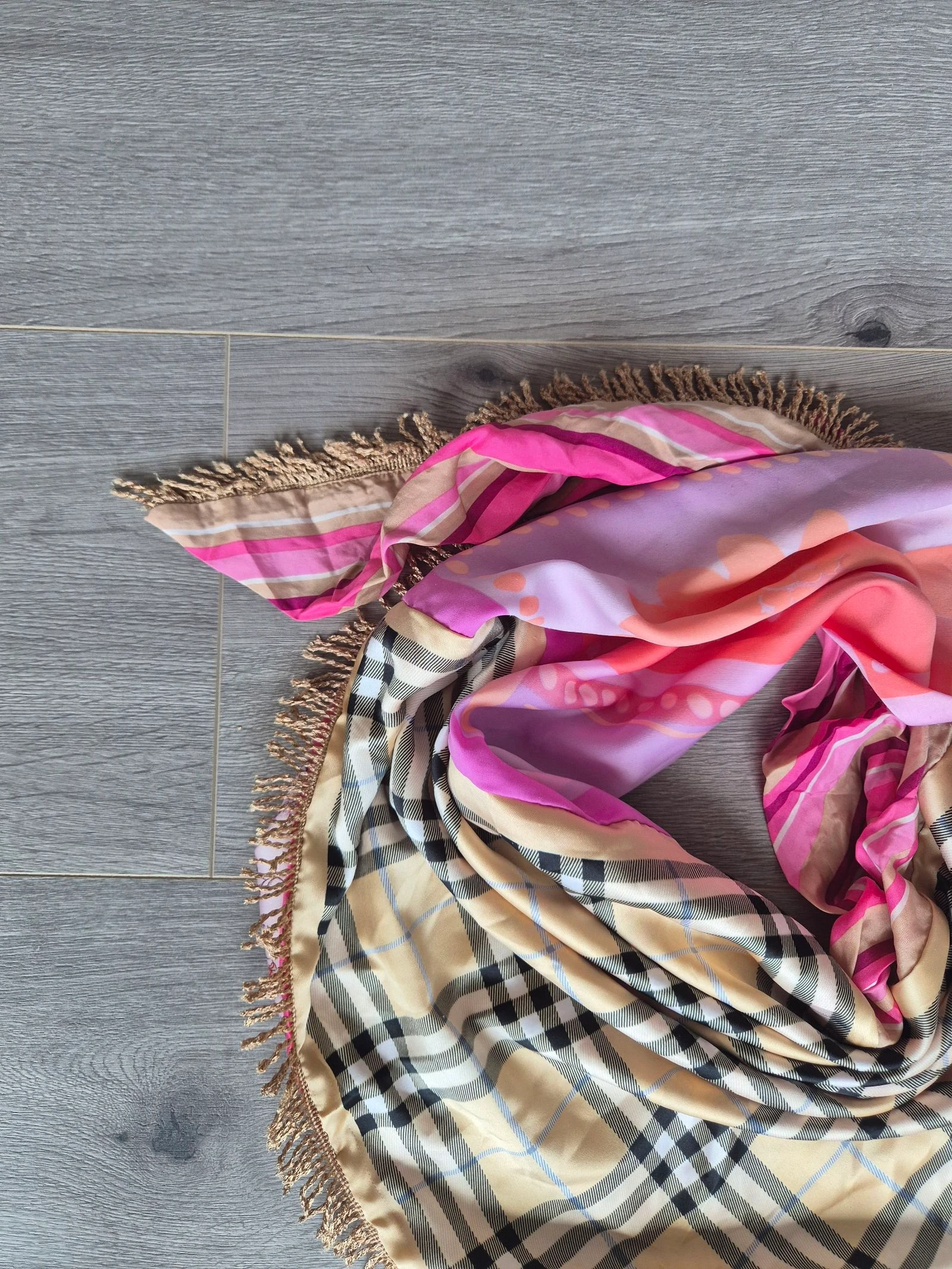 Grand foulard triangulaire avec imprimé losange et fleurs + franges – photo 2